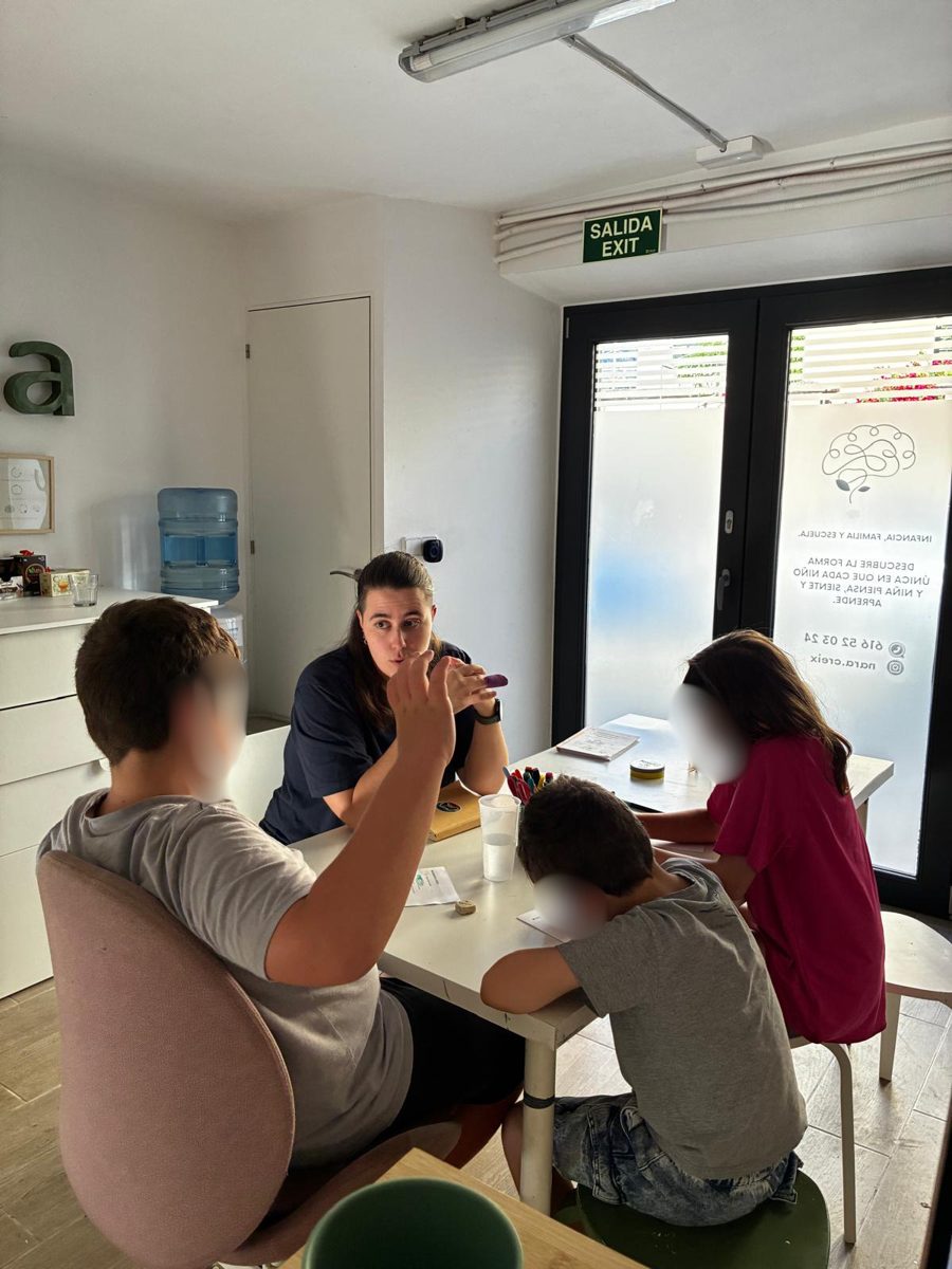 Raquel trabajando con un grupo reducido de niños y niñas
