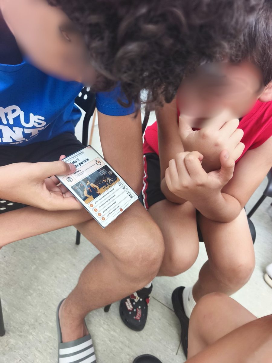 Jugadores trabajando con tarjetas de situaciones de partido