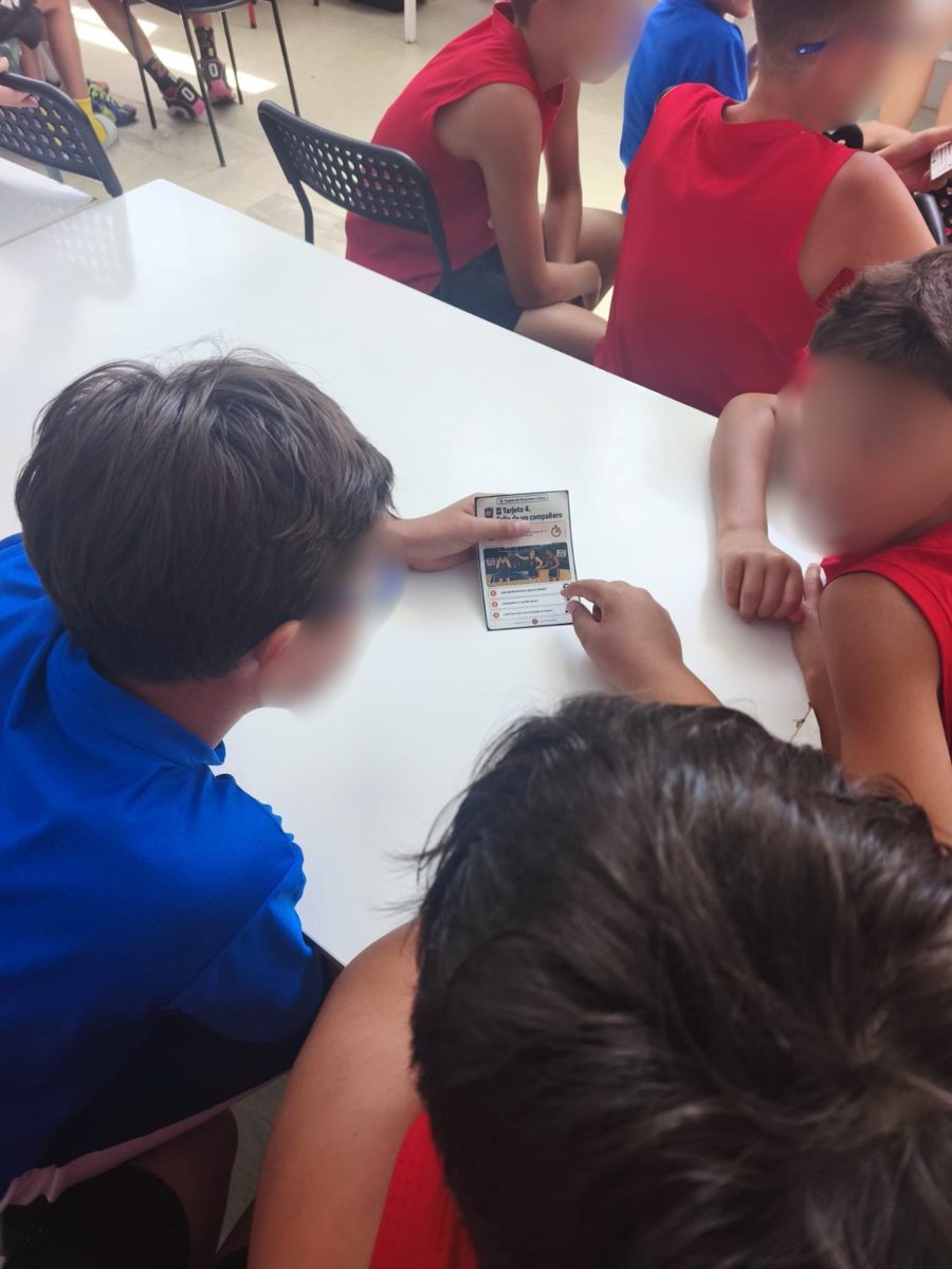 Jugadores trabajando con tarjetas de situaciones de partido